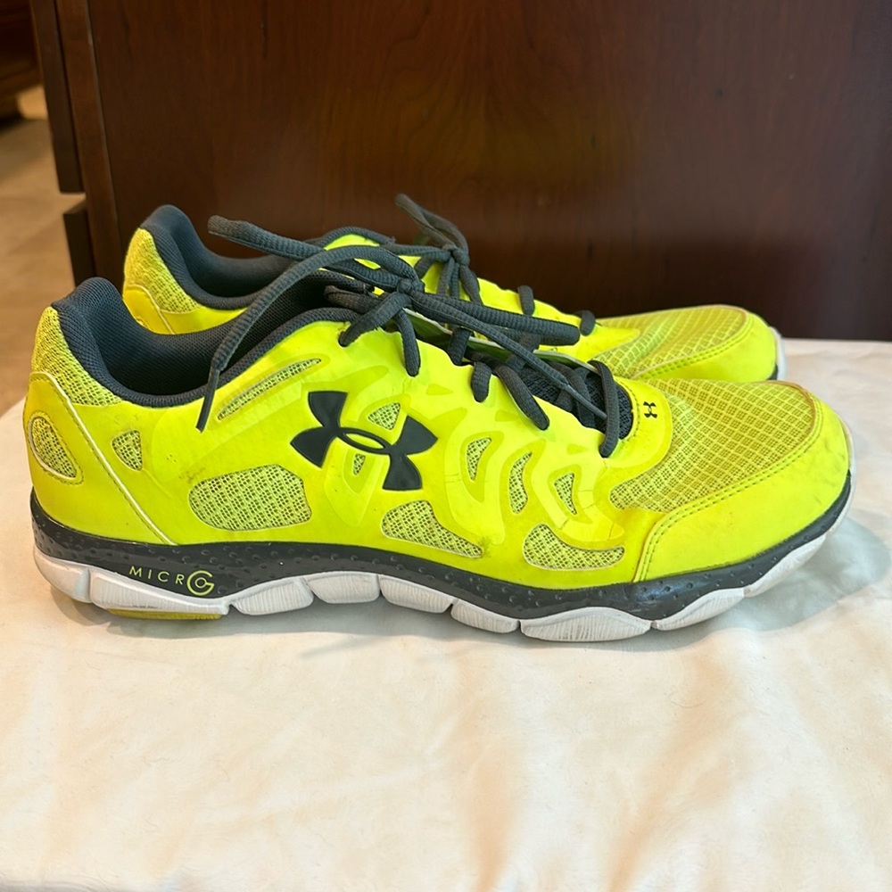 Under armor mice foam athletic shoes